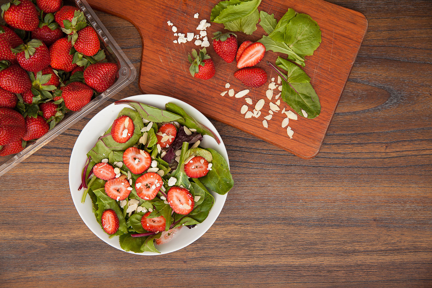 Frühlingsrezept: Spinatsalat mit Erdbeeren